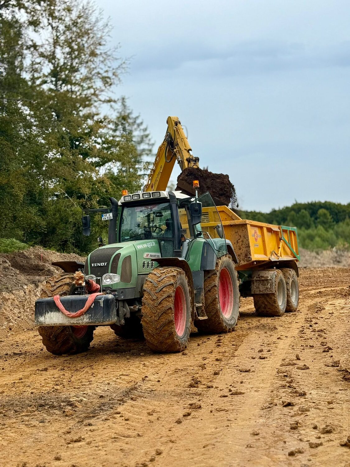 Fendt-Schlepper mit Mulde und Bagger