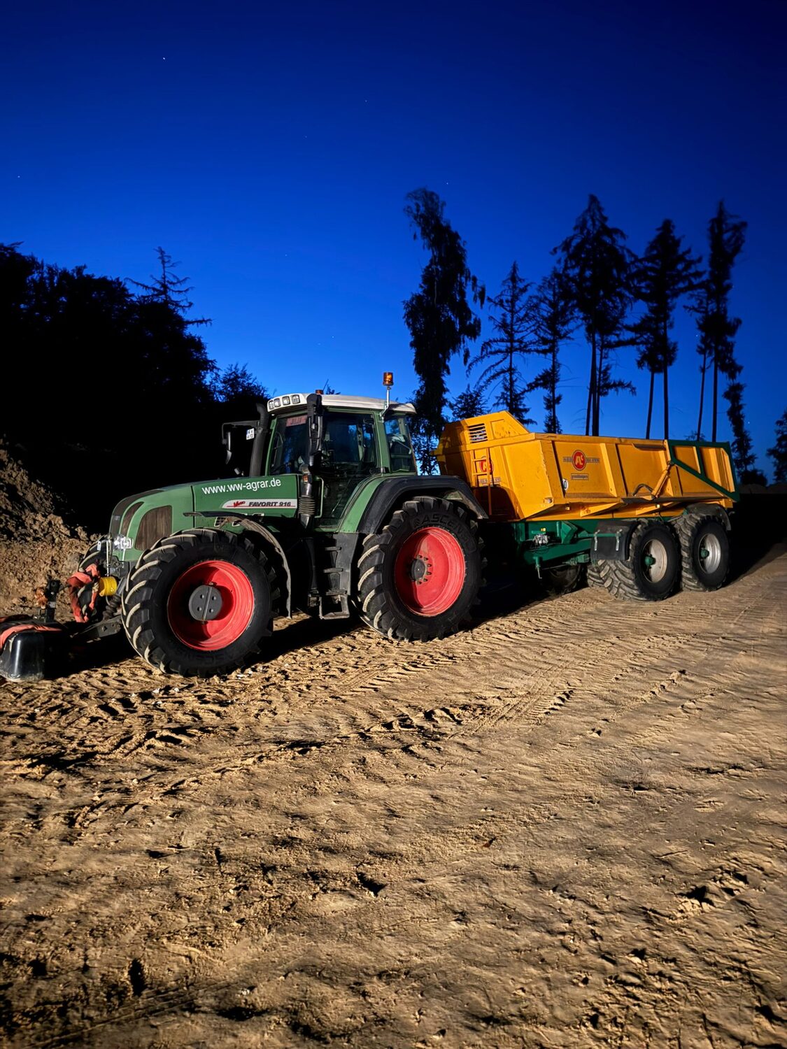 Fendt-Schlepper mit Mulde
